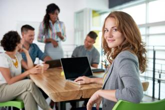 
		Junge Businessfrau mit Laptop im Büro
	